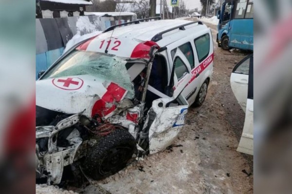 В Конаковском округе столкнулись санитарный автомобиль и автобус