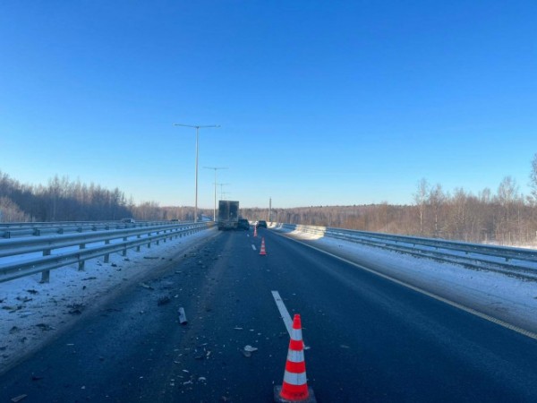 В Тверской области легковушка при обгоне влетела под грузовик В Тверской области легковушка при обгоне влетела под грузовик
