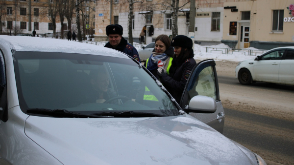 В Твери сотрудники ГАИ и студенты дарили водителям печенье в виде сердечек В Твери сотрудники ГАИ и студенты дарили водителям печенье в виде сердечек