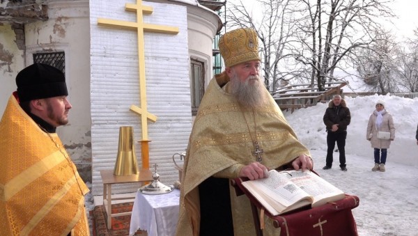 В Торжке на восстанавливаемый Георгиевский храм установили накупольный крест В Торжке на восстанавливаемый Георгиевский храм установили накупольный крест