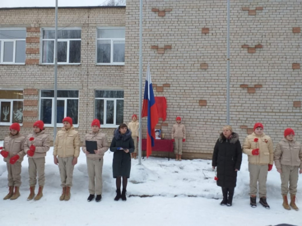В Берновской школе открыли мемориальную доску в честь погибшего Антона Овсянникова В Берновской школе открыли мемориальную доску в честь погибшего Антона Овсянникова