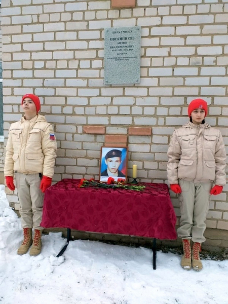 В Берновской школе открыли мемориальную доску в честь погибшего Антона Овсянникова В Берновской школе открыли мемориальную доску в честь погибшего Антона Овсянникова