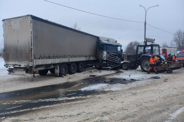 На трассе М-9 в Тверской области фура протаранила трактор, есть пострадавший На трассе М-9 в Тверской области фура протаранила трактор, есть пострадавший