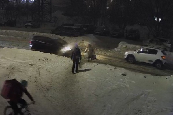 Опубликовано видео наезда на женщину на улице Луначарского в Твери Опубликовано видео наезда на женщину на улице Луначарского в Твери