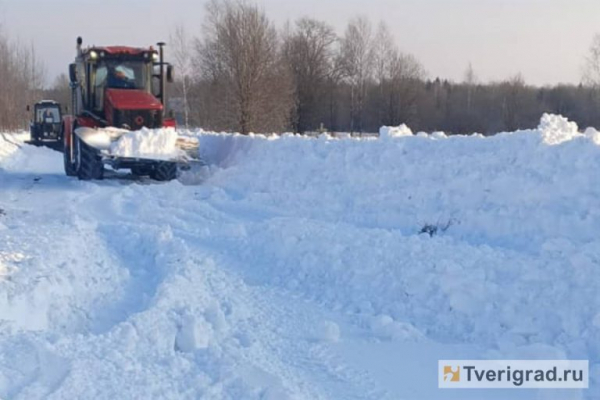 Под Тверью птицефабрика пришла на помощь завязшим в снегу жителям деревни Под Тверью птицефабрика пришла на помощь завязшим в снегу жителям деревни