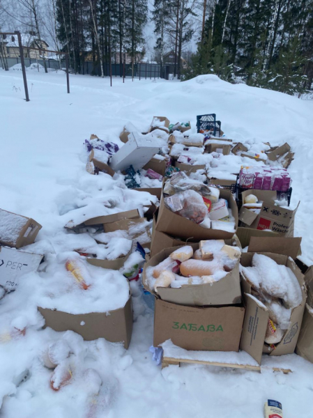 В деревне под Тверью кто-то выкинул гору колбас и других продуктов В деревне под Тверью кто-то выкинул гору колбас и других продуктов