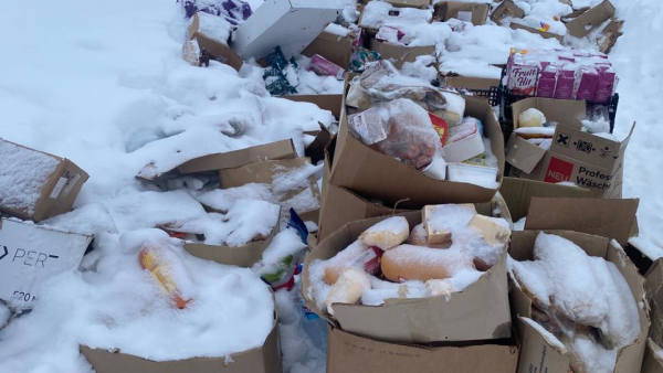В деревне под Тверью кто-то выкинул гору колбас и других продуктов В деревне под Тверью кто-то выкинул гору колбас и других продуктов