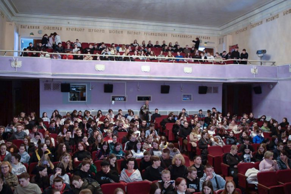 В Торжке молодёжи показали фильм о главных ценностях жизни