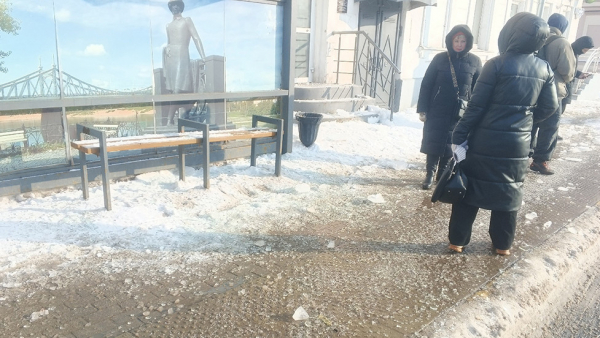 В Твери глыбы льда упали на остановку и разбили три стекла В Твери глыбы льда упали на остановку и разбили три стекла