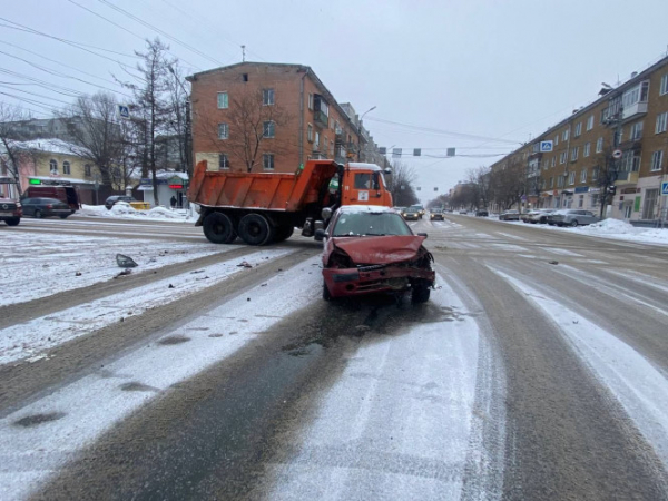 В Твери иномарка вылетела на тротуар после ДТП на перекрестке В Твери иномарка вылетела на тротуар после ДТП на перекрестке