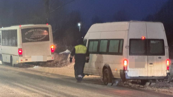 В Твери инспекторы ГИБДД проверяли состояние автобусов и их водителей В Твери инспекторы ГИБДД проверяли состояние автобусов и их водителей