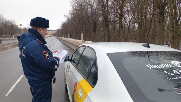 В Твери полицейские остановили водителя такси с поддельными номерами В Твери полицейские остановили водителя такси с поддельными номерами