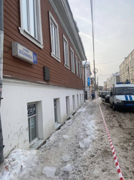 В Твери прокуратура и СК проводят проверку по факту падения льда на женщину В Твери прокуратура и СК проводят проверку по факту падения льда на женщину