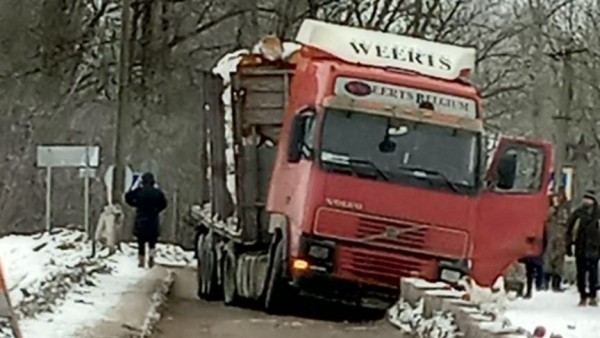 В Тверской области в дыре в мосту застрял лесовоз В Тверской области в дыре в мосту застрял лесовоз