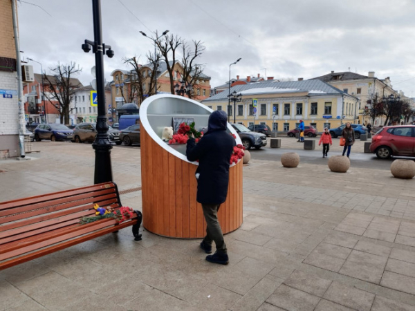 Жители Твери продолжают нести цветы к стихийному мемориалу жертвам теракта
