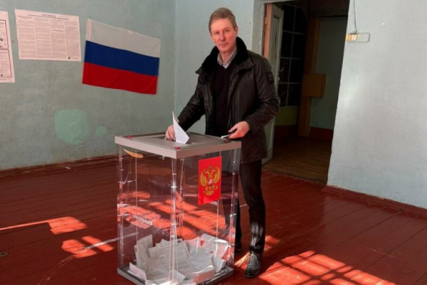 Депутаты Заксобрания Тверской области голосуют на выборах Президента РФ Депутаты Заксобрания Тверской области голосуют на выборах Президента РФ
