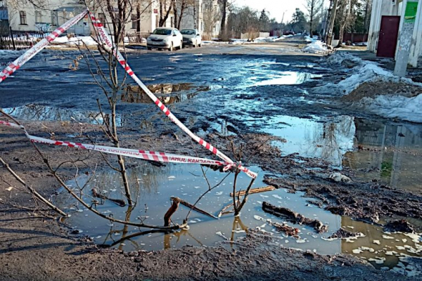 Под Тверью ребёнок упал в открытый люк и нахлебался воды Под Тверью ребёнок упал в открытый люк и нахлебался воды