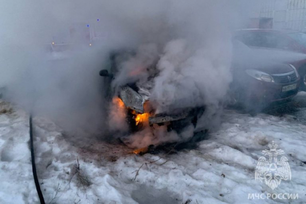 В одном из дворов Тверской области загорелась машина В одном из дворов Тверской области загорелась машина