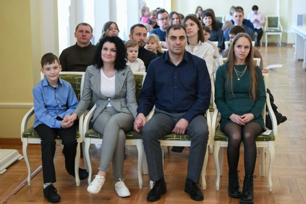 В Твери 17 молодых семей получили сертификаты на приобретение жилья В Твери 17 молодых семей получили сертификаты на приобретение жилья
