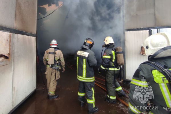 В Твери для ликвидации пожара в ангаре на улице Коминтерна потребовалось более семи часов В Твери для ликвидации пожара в ангаре на улице Коминтерна потребовалось более семи часов