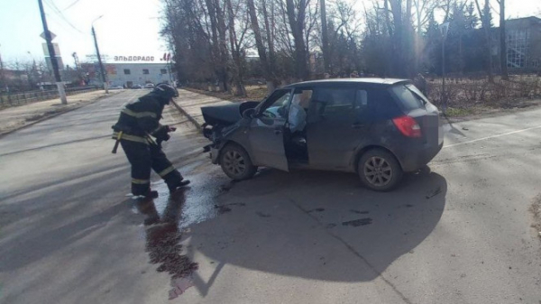 В Твери в столкновении двух авто пострадала женщина В Твери в столкновении двух авто пострадала женщина