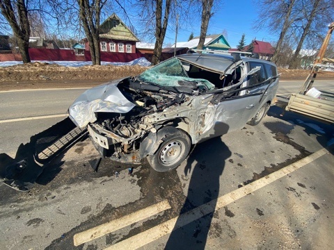 В Тверской области автобус неудачно повернул и врезался в автомобиль В Тверской области автобус неудачно повернул и врезался в автомобиль