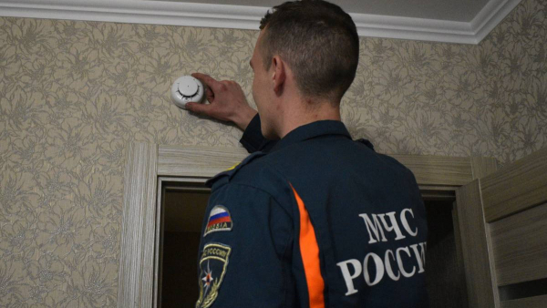 В Твери устанавливают пожарные извещатели в домах многодетных семей В Твери устанавливают пожарные извещатели в домах многодетных семей