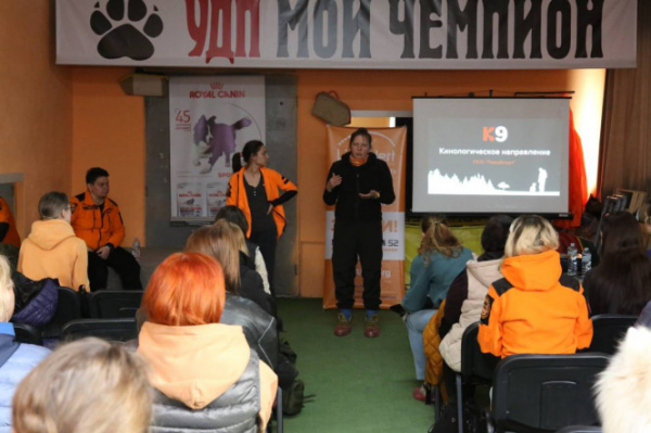 В Твери отряд "ЛизаАлерт" познакомил владельцев собак с кинологической службой