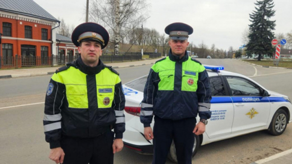 В Торжке инспекторы дорожно-патрульной службы локализовали возгорание дома В Торжке инспекторы дорожно-патрульной службы локализовали возгорание дома