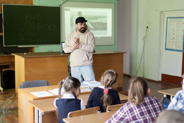 Мошенники, нубы и дипфейки: дети из сельской школы в Тверской области погрузились в мир кибербезопасности вместе с Tele2 Мошенники, нубы и дипфейки: дети из сельской школы в Тверской области погрузились в мир кибербезопасности вместе с Tele2
