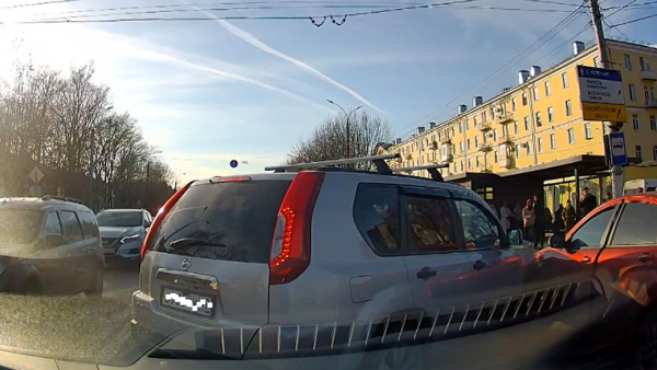 Опубликовано видео момента аварии, которая собрала пробку на шоссе в Твери Опубликовано видео момента аварии, которая собрала пробку на шоссе в Твери