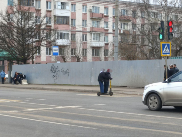 С началом весны в Твери распространились нарушения ПДД среди электросамокатчиков С началом весны в Твери распространились нарушения ПДД среди электросамокатчиков