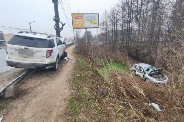 Серьёзное ДТП в Твери: Nissan вылетел в кювет, Ford врезался в столб Серьёзное ДТП в Твери: Nissan вылетел в кювет, Ford врезался в столб