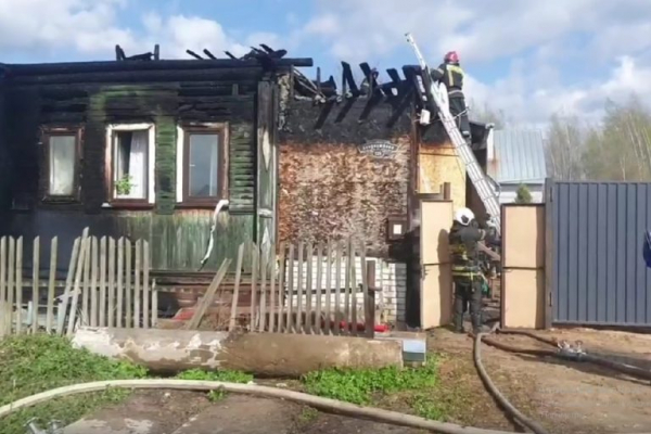 У многодетной семьи в Тверской области сгорел дом У многодетной семьи в Тверской области сгорел дом