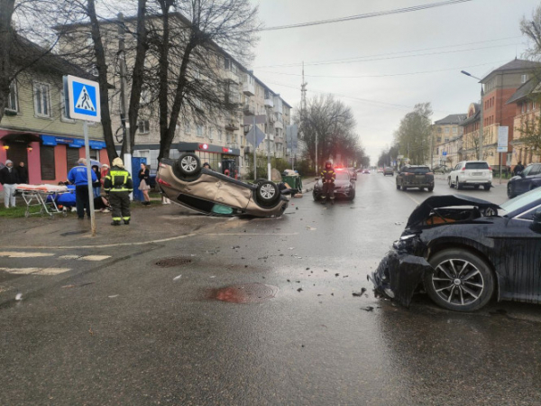 В центре Твери машина перевернулась на крышу, пострадали два человека В центре Твери машина перевернулась на крышу, пострадали два человека