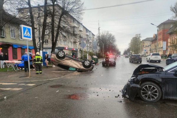 В центре Твери от столкновения автомобиль перевернулся на крышу В центре Твери от столкновения автомобиль перевернулся на крышу