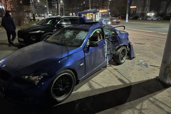 В Твери BMW протаранил фонарный столб В Твери BMW протаранил фонарный столб
