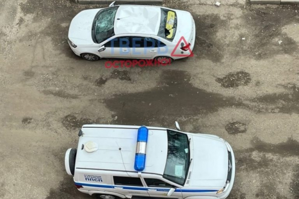 В Твери дебошир ногами разбил стёкла чужой машины