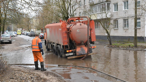 В Твери коммунальные службы ликвидируют подтопления улиц вследствие ливня В Твери коммунальные службы ликвидируют подтопления улиц вследствие ливня
