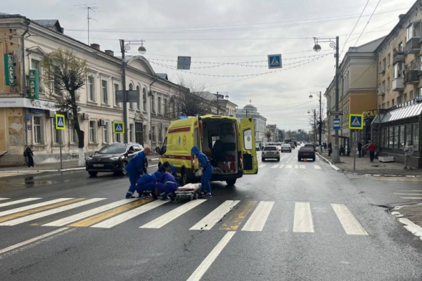 В Твери на пешеходном переходе на улице Советской сбили женщину В Твери на пешеходном переходе на улице Советской сбили женщину