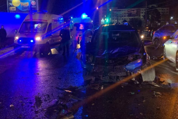 В Твери в столкновении шести автомобилей пострадали четыре человека В Твери в столкновении шести автомобилей пострадали четыре человека