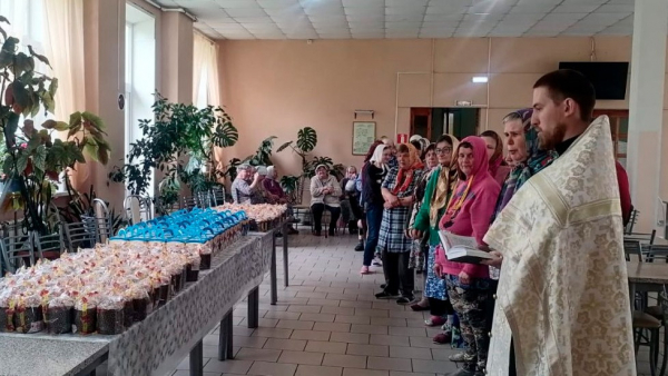 Подопечным геронтологического центра и психдиспансера передали куличи Подопечным геронтологического центра и психдиспансера передали куличи
