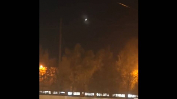 Жители Тверской области наблюдали в небе сияющий летящий объект Жители Тверской области наблюдали в небе сияющий летящий объект