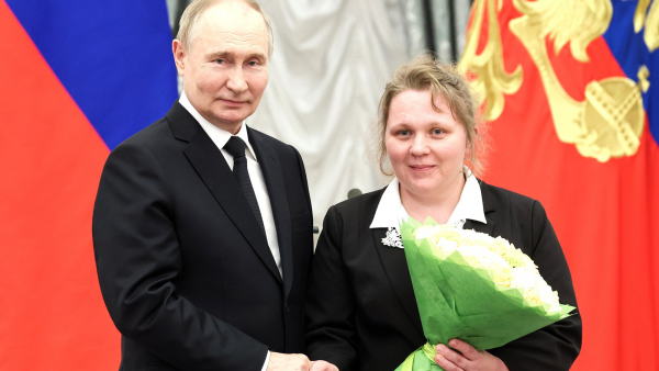 Маме 14 детей Ольге Верпаковской из Тверской области вручили орден "Мать-героиня" Маме 14 детей Ольге Верпаковской из Тверской области вручили орден "Мать-героиня"