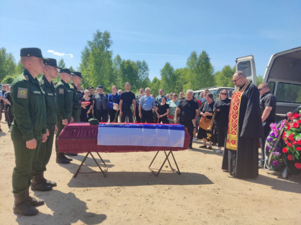 В Кимрах похоронили двух бойцов, погибших в СВО В Кимрах похоронили двух бойцов, погибших в СВО