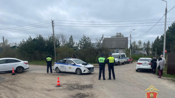 Пассажир такси попытался избавиться от наркотиков перед полицейскими Пассажир такси попытался избавиться от наркотиков перед полицейскими