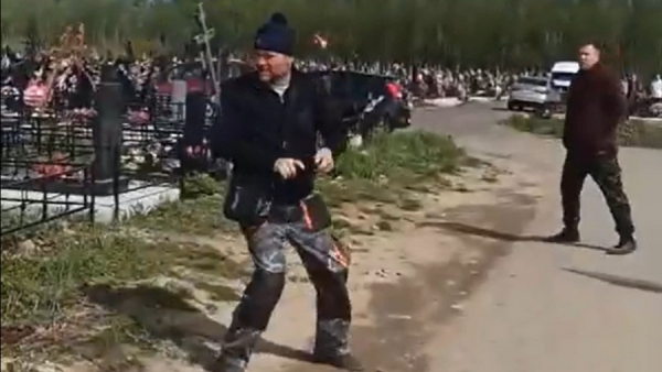 Под Тверью мужчина устроил стрельбу на кладбище Под Тверью мужчина устроил стрельбу на кладбище