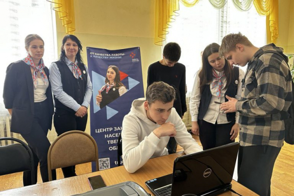 Порядка 200 старшеклассников Твери приняли участие в профориентационной акции &laquo;Выбери профессию офицера!&raquo;