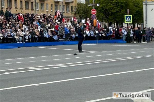 Принцы и Золушки: в Твери появилась традиция терять обувь во время парада Победы Принцы и Золушки: в Твери появилась традиция терять обувь во время парада Победы