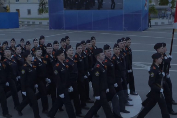 Принцы и Золушки: в Твери появилась традиция терять обувь во время парада Победы Принцы и Золушки: в Твери появилась традиция терять обувь во время парада Победы